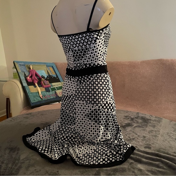 Zokai Flirty Comfortable Blank and White Pattern Dress - Picture 4 of 8